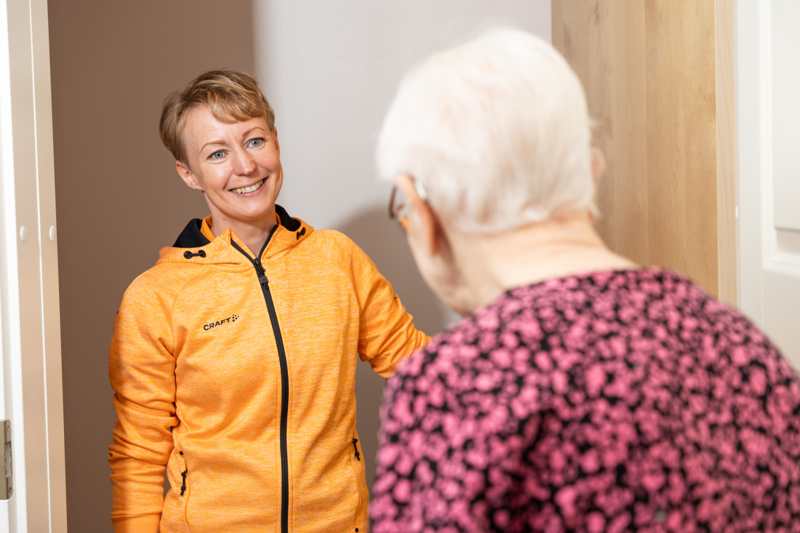 Kuvassa fysioterapeutti yhdessä muistisairaan ikääntyvän kanssa.