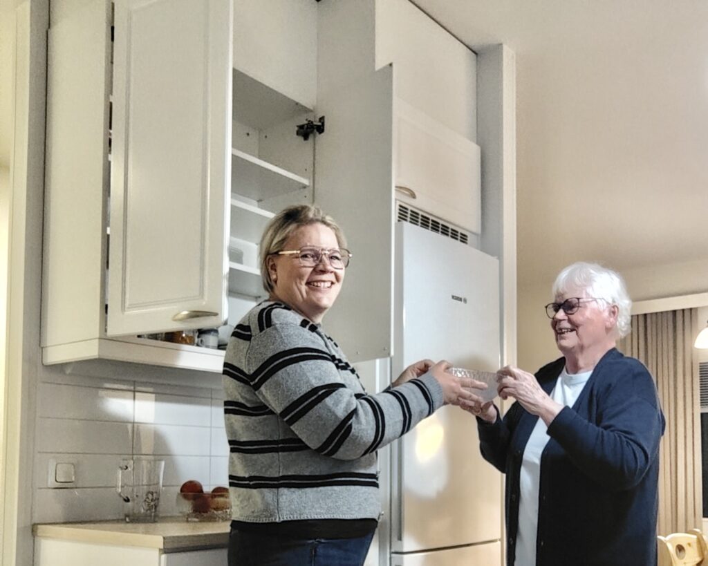 Katriina Noponen äitinsä kanssa